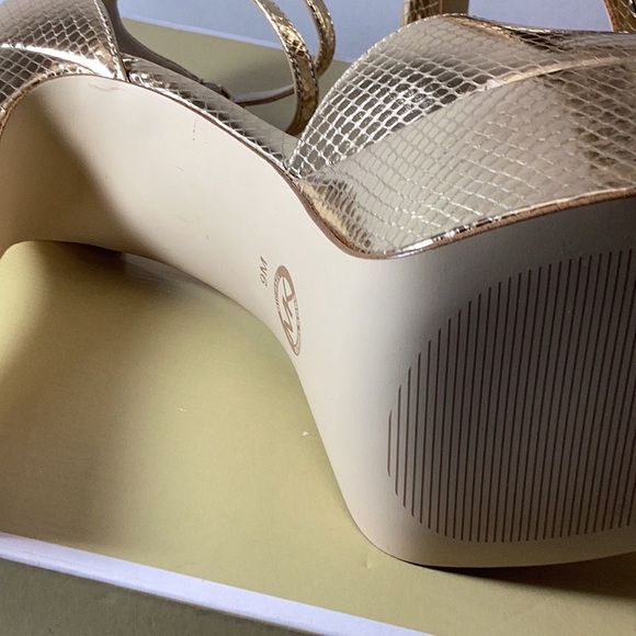 Elegant Gold Platform Heels - Picture 13 of 14